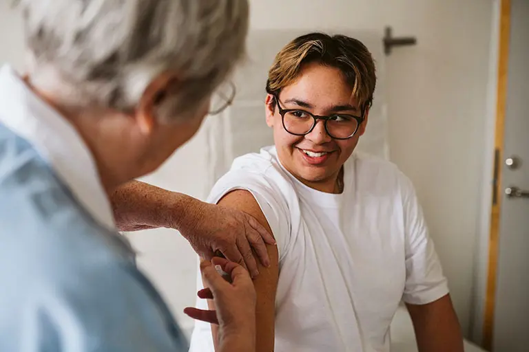 En ung patient får vaccin mot pollenallergi.