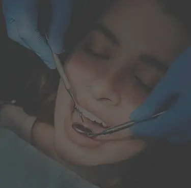 Patient får tandsten borttagen av tandhygienist