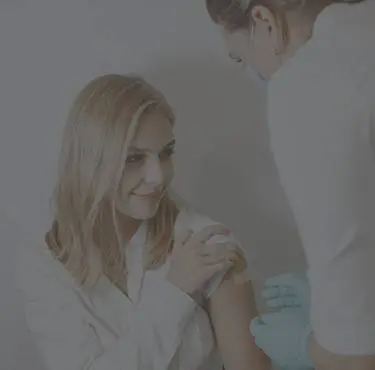 En person utför vaccination