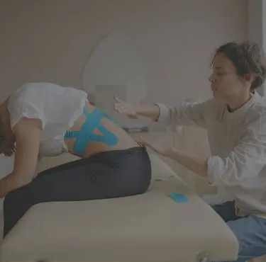 En patient får behandling för diskbråck.