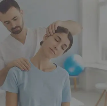 En vårdgivare stretchar nacken på en patient.