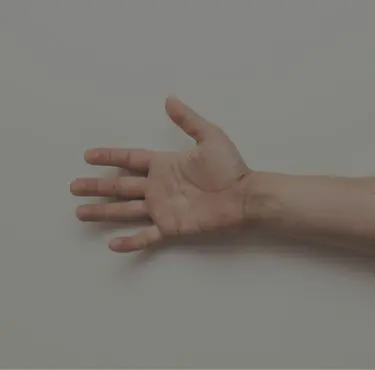 En hand med fingrarna utsträckta.