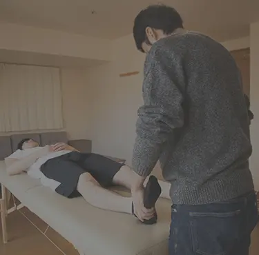En man som ligger på en brits behandlas för sin artros
