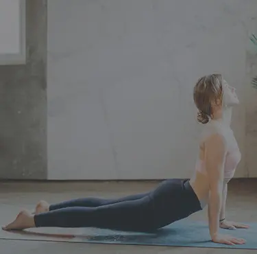En kvinna som utför yoga.