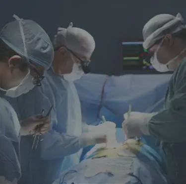 Läkare som utför en behandling av sköldkörtelsjukdomar på en patient