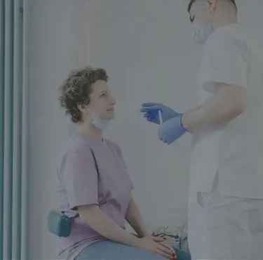 Sjukvårdspersonal som topsar en patient för covid-19.