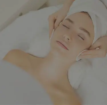 En patient förbereds för behandling med microneedling.