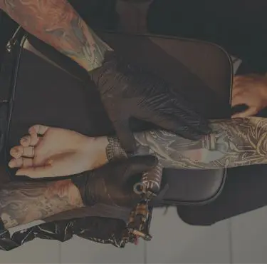 En person blir tatuerad.