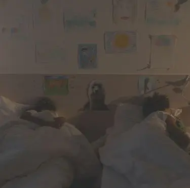 Två barn som ligger i sina sängar.