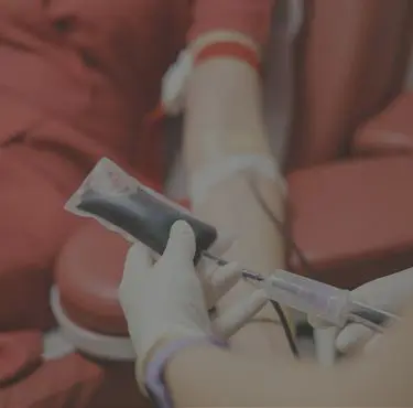 Sjukvårdspersonal tar ett blodprov på en patient.