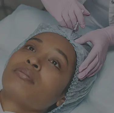Kvinna som får injektionsbehandling med fillers.