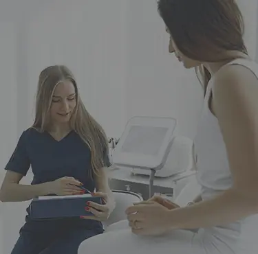 Sjukvårdspersonal pratar med patient