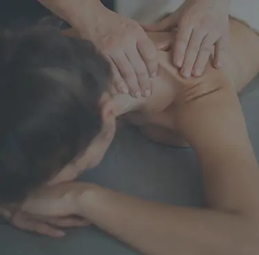 Kvinna som rehabiliteras hos fysioterapeut.