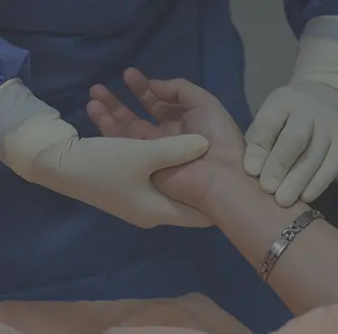 Läkare som mäter puls och blodtryck på patient som har oregelbunden puls.