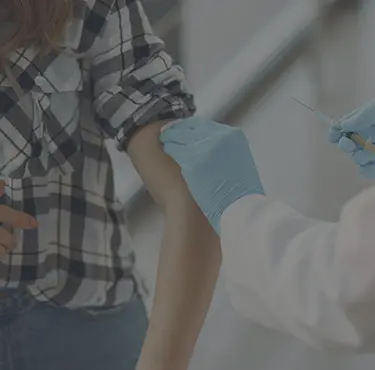 Närbild av person som blir vaccinerad i överarmen.