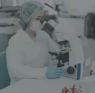 Läkare i laboratorium gör test efter provtagning.