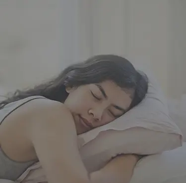 Kvinna som sover på en säng innan snarkutredning