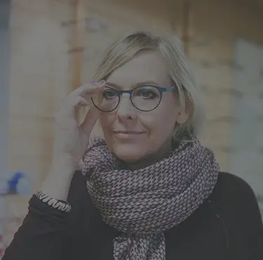 En kvinna som lider av åldersynthet rättar till sina glasögon