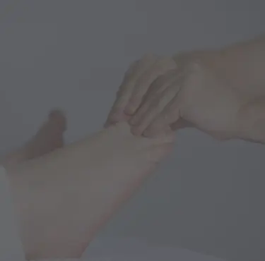 En hand som behandlar en tå.
