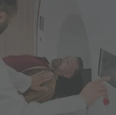 Läkare utför magnetröntgenundersökning på en patient som har en tumör.