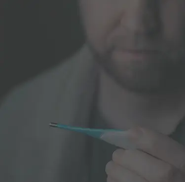 Man kollar på febertermometer.