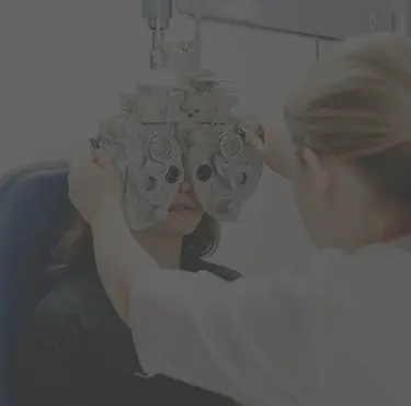 En patient får sin syn undersökt hos en optiker