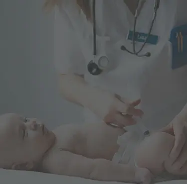 Sjuksköterska ger en bebis en vaccinspruta i låret