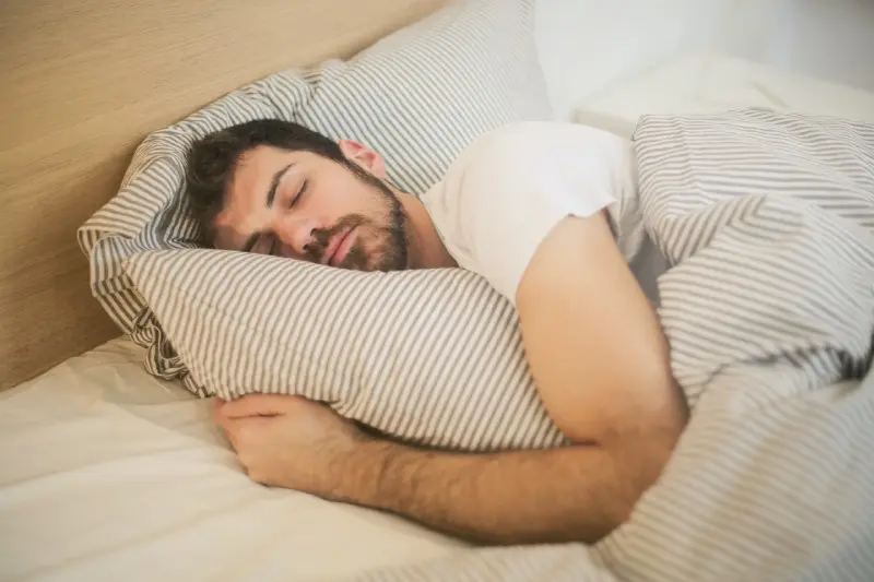 Person som sover i en säng.