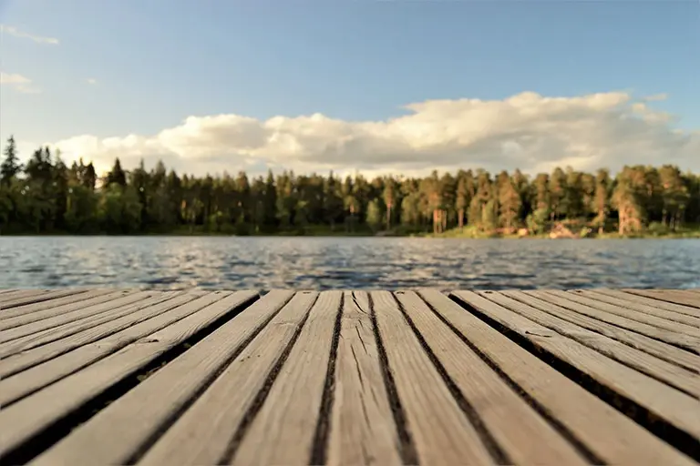 En brygga vid en sjö