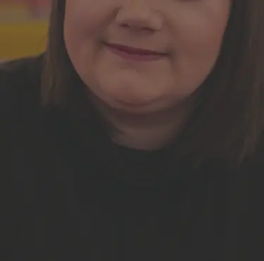 Person med en dubbelhaka.