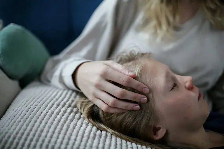 Ett sjukt barn som ligger i sängen