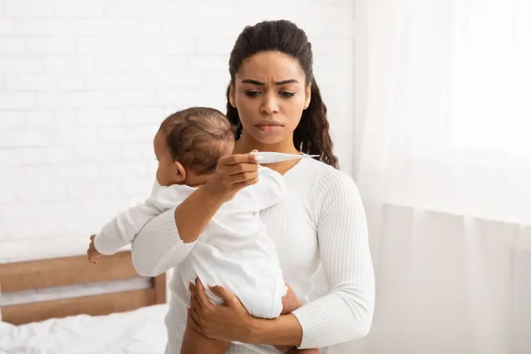 Mamma med bebis som har feber och RS-virus